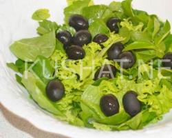 Ang recipe para sa salad na may inihurnong matamis na paminta at olibo nang sunud-sunod