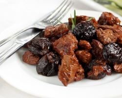 Pork with dried apricots and prunes in the oven: recipes for savory main courses