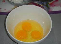 Telur dadar dengan krim asam dan tomat