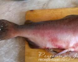 Как да готвите пъстърва правилно: пържена риба с гъбен сос