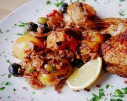 Hidangan fillet ayam: resep dengan foto Paha ayam dalam wajan dengan kerak emas