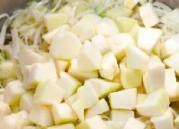 Przepis wideo: Gulasz warzywny z cukinii, ziemniaków i kapusty Jak dusić cukinię z kapustą i ziemniakami