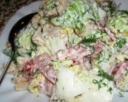 Chinese cabbage salad na may pinausukang manok: masarap at magagandang recipe