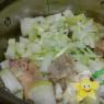 Ayam direbus dengan sayuran dalam slow cooker