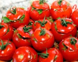 Hafif tuzlu hazır domates (bir tencerede)