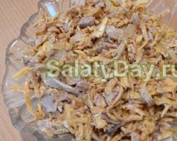 Салат с блинами и копченой курицей Салат из порезанных крахмальных блинов